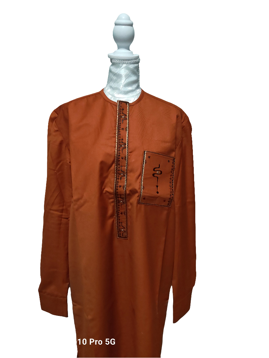 Boubou moderne homme avec broderies géométriques.Taille M/L