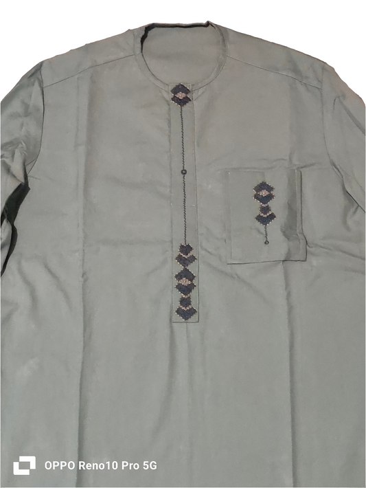 Boubou moderne homme avec broderies géométriques.Taille M/L